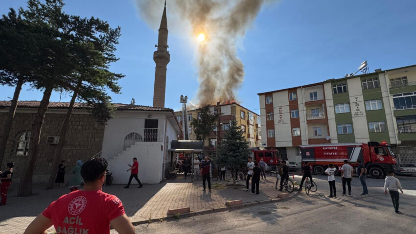 Kayseride apartmanin catisi alevlere teslim oldu 6W5PVrZ3
